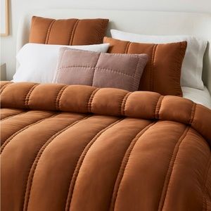 West Elm Queen/Full comforter. New with tags.